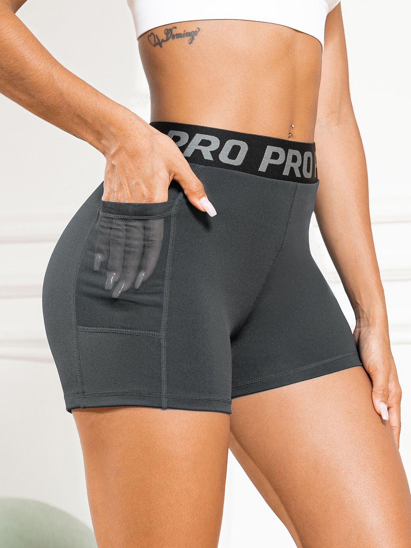 Women's High-Waisted Butt-Lifting Yoga Pants with Mesh Pockets and Three-Quarter Length for Running and Fitness