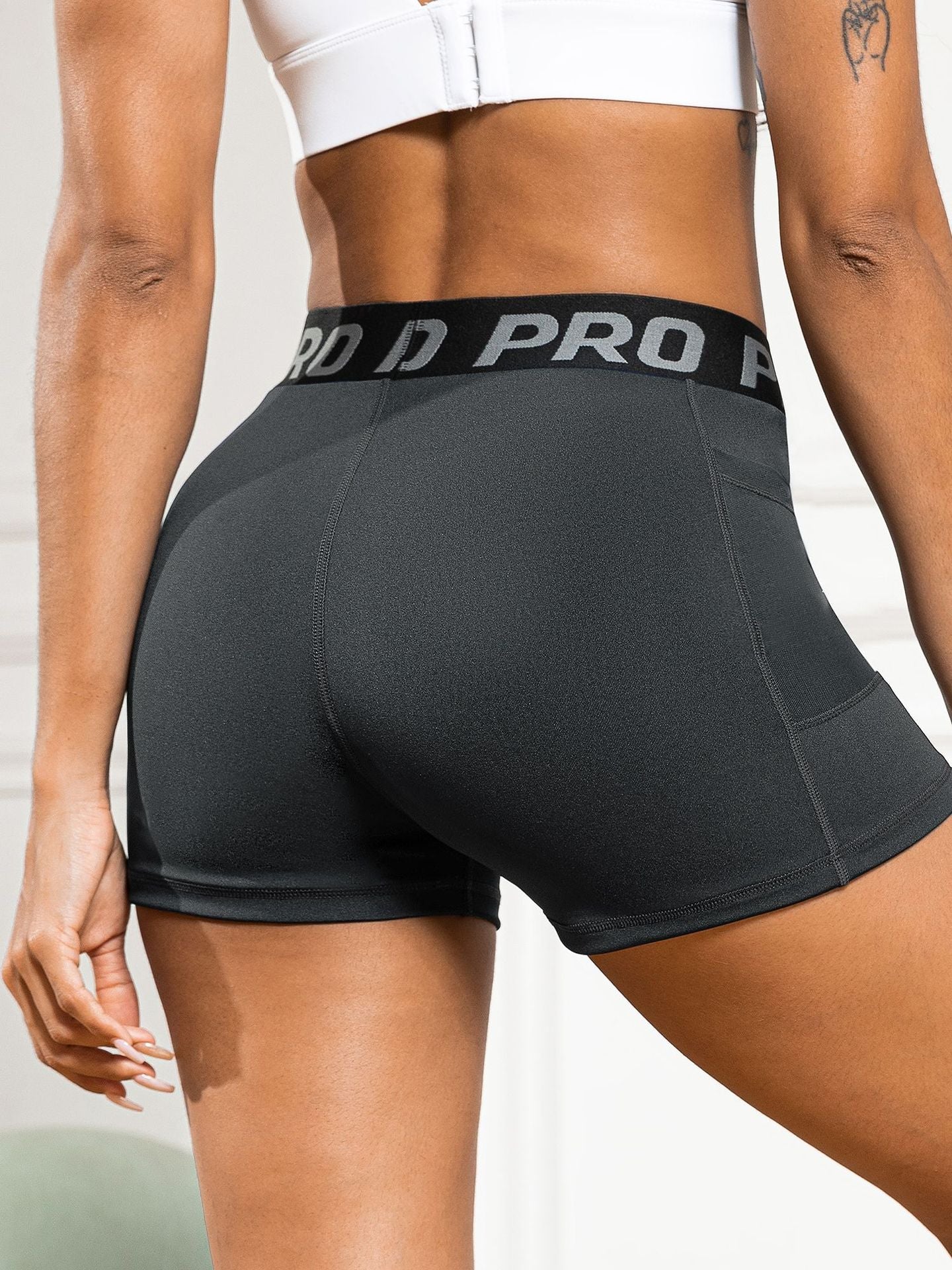 Women's High-Waisted Butt-Lifting Yoga Pants with Mesh Pockets and Three-Quarter Length for Running and Fitness
